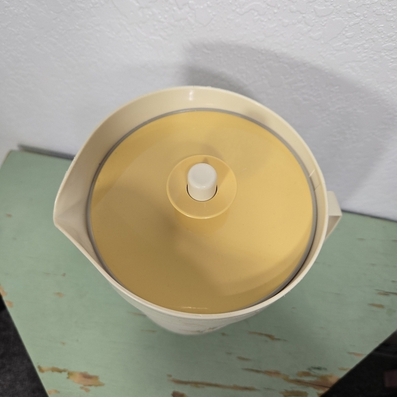Vintage Tupperware 2 Quart Almond Harvest Gold Push Button Lid Pitcher 800-810 - Picture 3 of 7